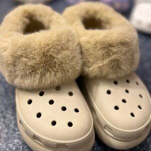 Women’s size 8 platform turn lined crocs